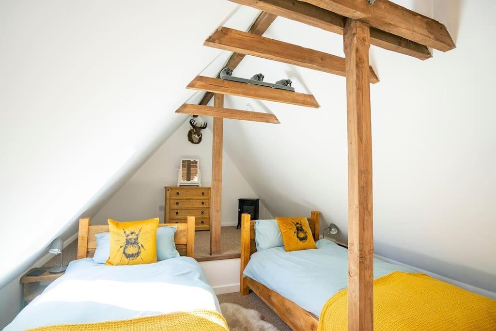 White Hill Lodge - Rustic Cabin Set In A Stunning Meadow Sevenoaks Eksteriør billede