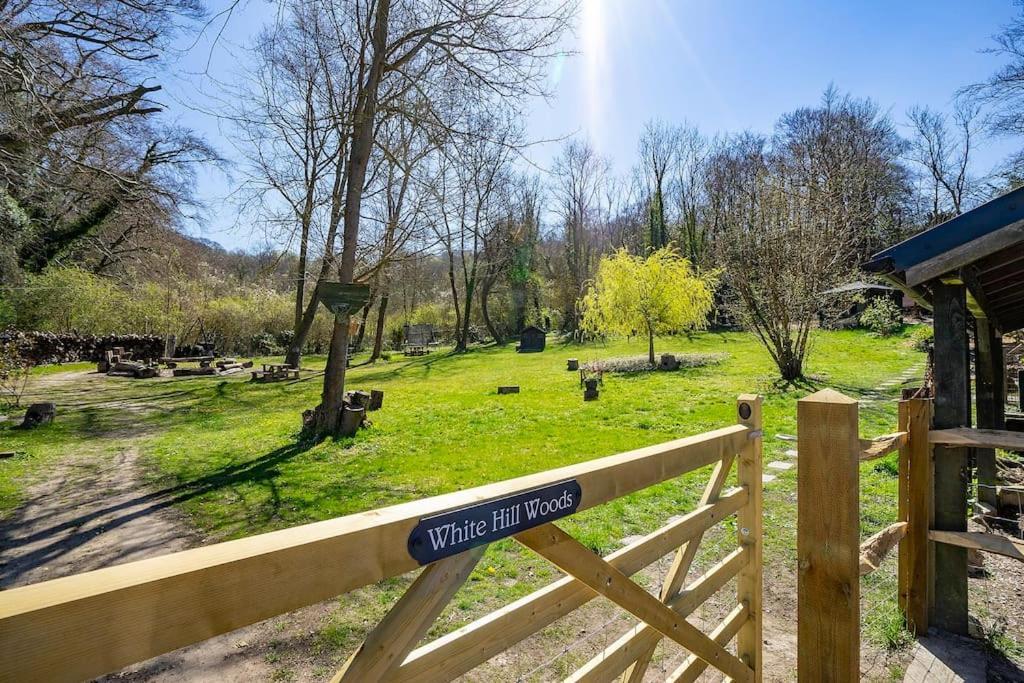 White Hill Lodge - Rustic Cabin Set In A Stunning Meadow Sevenoaks Eksteriør billede