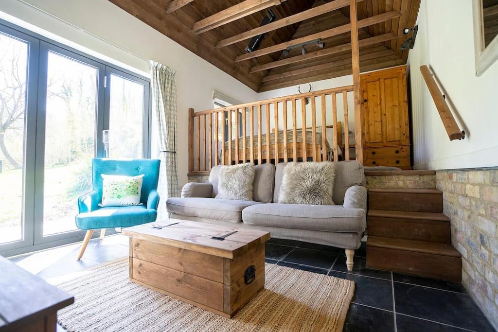 White Hill Lodge - Rustic Cabin Set In A Stunning Meadow Sevenoaks Eksteriør billede