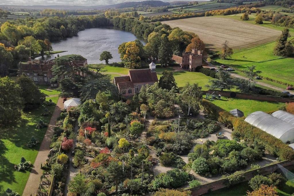 White Hill Lodge - Rustic Cabin Set In A Stunning Meadow Sevenoaks Eksteriør billede