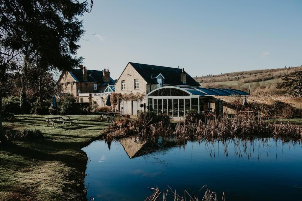 White Hill Lodge - Rustic Cabin Set In A Stunning Meadow Sevenoaks Eksteriør billede