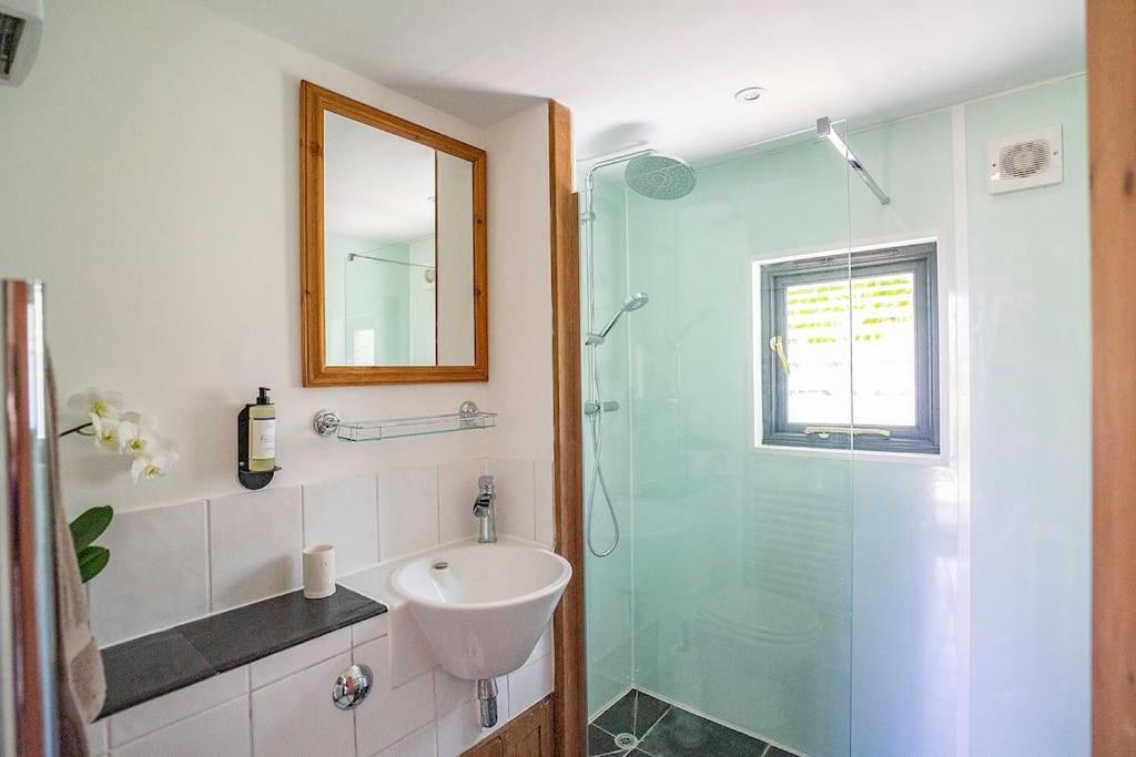 White Hill Lodge - Rustic Cabin Set In A Stunning Meadow Sevenoaks Eksteriør billede