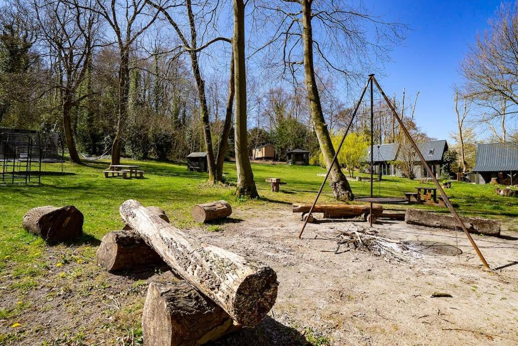 White Hill Lodge - Rustic Cabin Set In A Stunning Meadow Sevenoaks Eksteriør billede