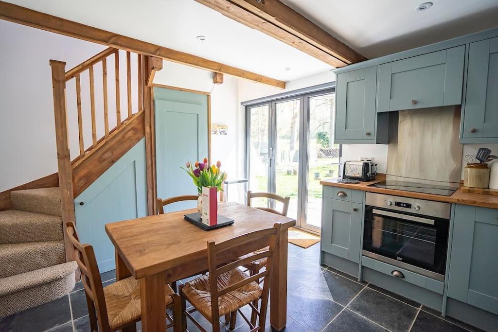 White Hill Lodge - Rustic Cabin Set In A Stunning Meadow Sevenoaks Eksteriør billede