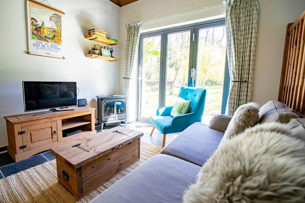 White Hill Lodge - Rustic Cabin Set In A Stunning Meadow Sevenoaks Eksteriør billede