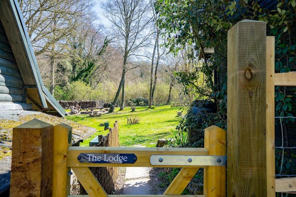 White Hill Lodge - Rustic Cabin Set In A Stunning Meadow Sevenoaks Eksteriør billede