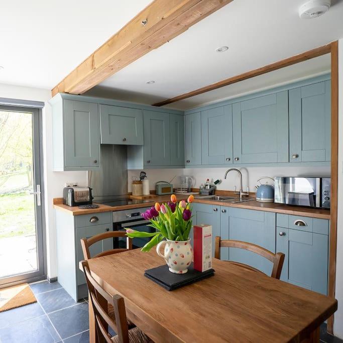 White Hill Lodge - Rustic Cabin Set In A Stunning Meadow Sevenoaks Eksteriør billede